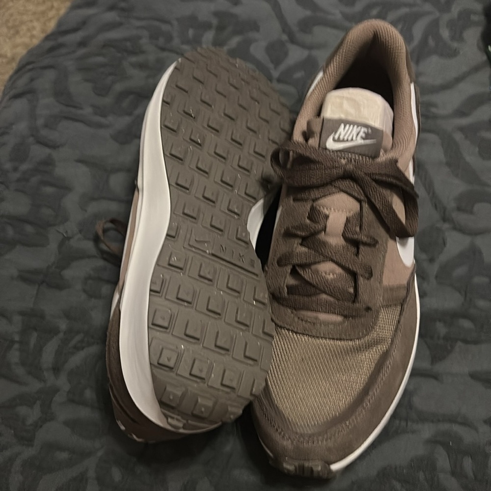 NWOB Men sz 10 Nike Waffle brown
